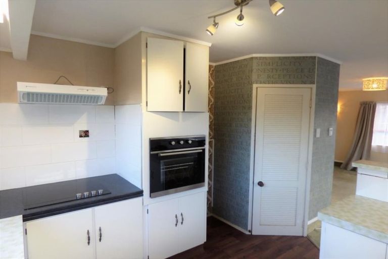 Photo of property in 17a Edgewater Parade, Waiuku, 2123