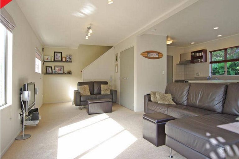 Photo of property in 2/131 Queens Drive, Lyall Bay, Wellington, 6022