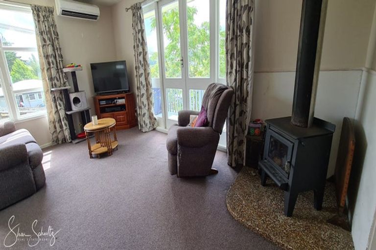 Photo of property in 14 View Street, Maungaturoto, 0520