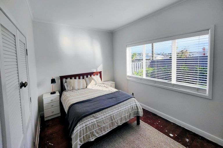 Photo of property in 1/63 Pupuke Road, Birkenhead, Auckland, 0627