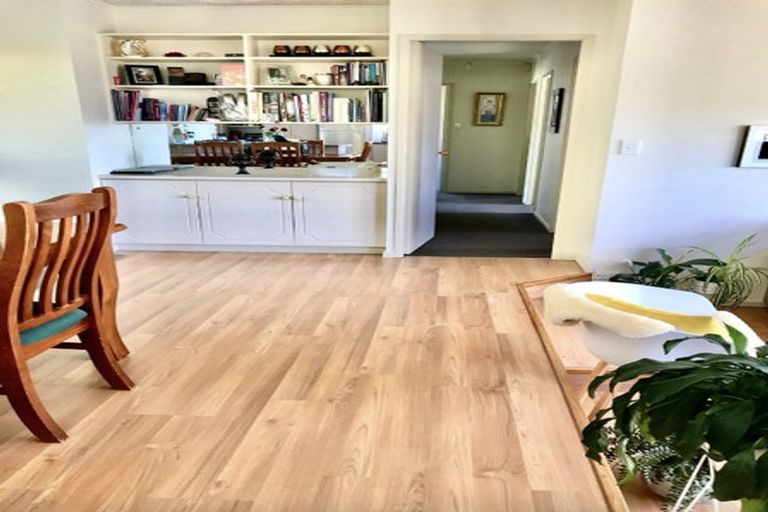 Photo of property in 1 Remus Place, Totara Vale, Auckland, 0629