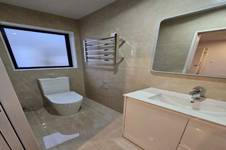 Photo of property in 4e Hepburn Road, Glendene, Auckland, 0602