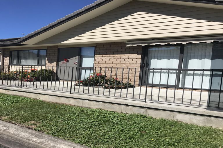 Photo of property in 46 Royalle Mews, Botany Downs, Auckland, 2010