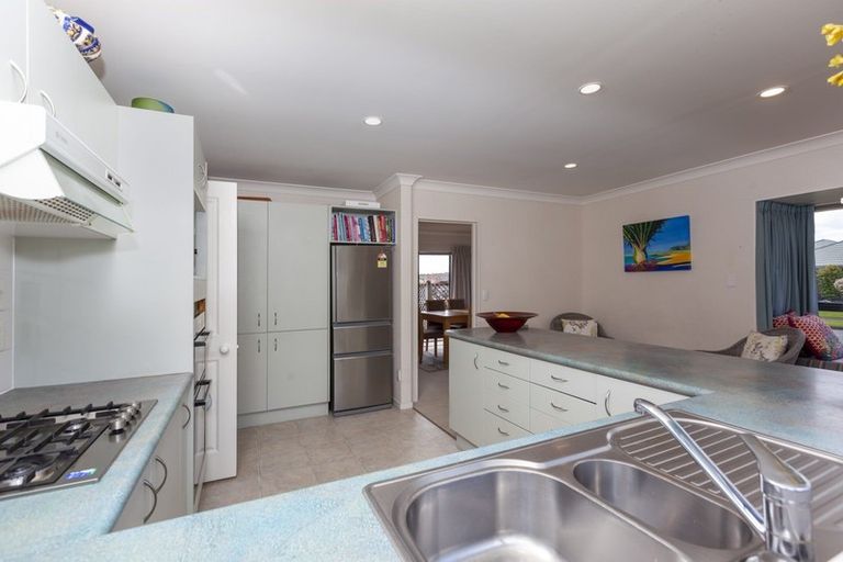 Photo of property in 8 Cranbrook Grove, Waikanae, 5036