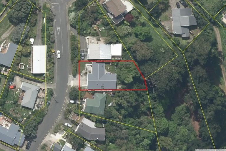 Photo of property in 3 Tirowhanga Road, Paremata, Porirua, 5024