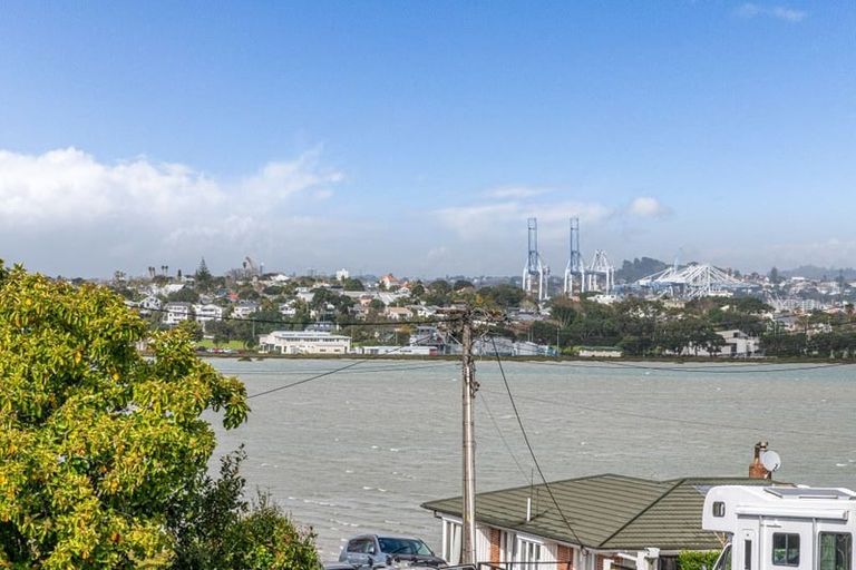 Photo of property in 90 Roberts Avenue, Belmont, Auckland, 0622