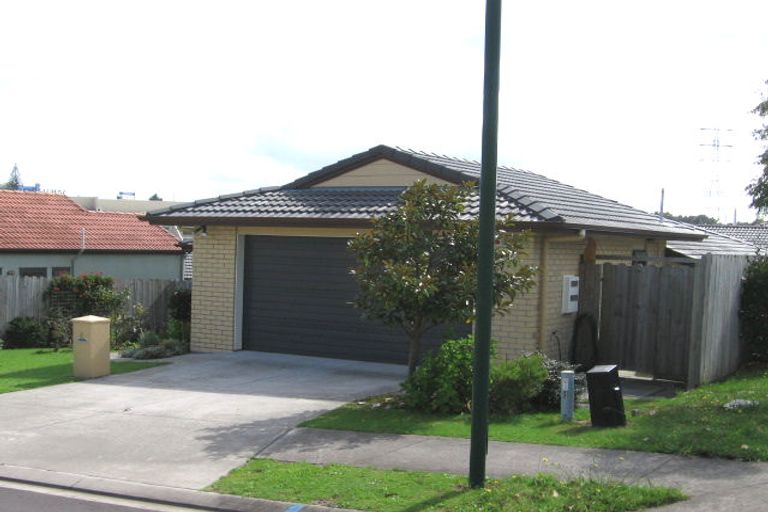 Photo of property in 4 Stonegate Close, Westgate, Auckland, 0614