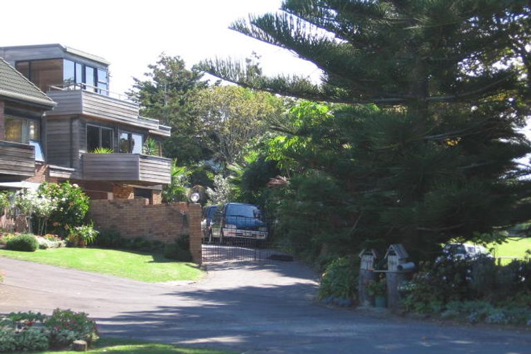 Photo of property in 2/946 Beach Road, Waiake, Auckland, 0630