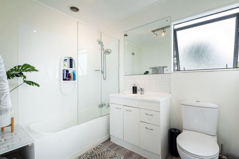 Photo of property in 13 Benchmark Drive, Massey, Auckland, 0614