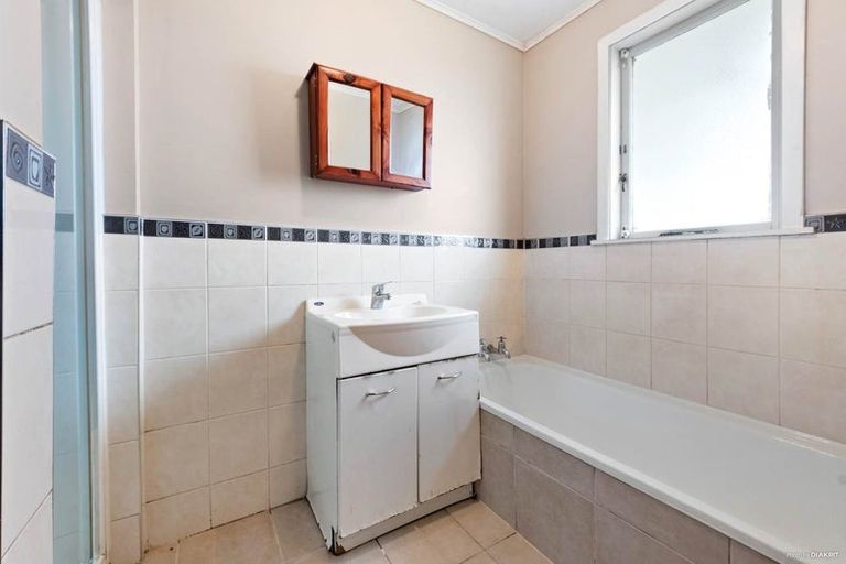 Photo of property in 34 Kirrie Avenue, Te Atatu South, Auckland, 0610