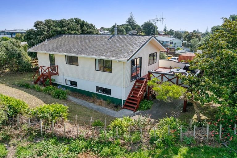 Photo of property in 19 Colenso Place, Otaki Beach, Otaki, 5512