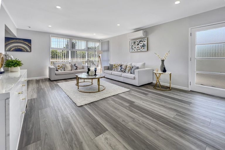 Photo of property in 17 Oxford Road, Manurewa, Auckland, 2102