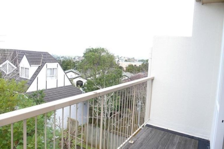 Photo of property in 2/268a Onewa Road, Birkenhead, Auckland, 0626