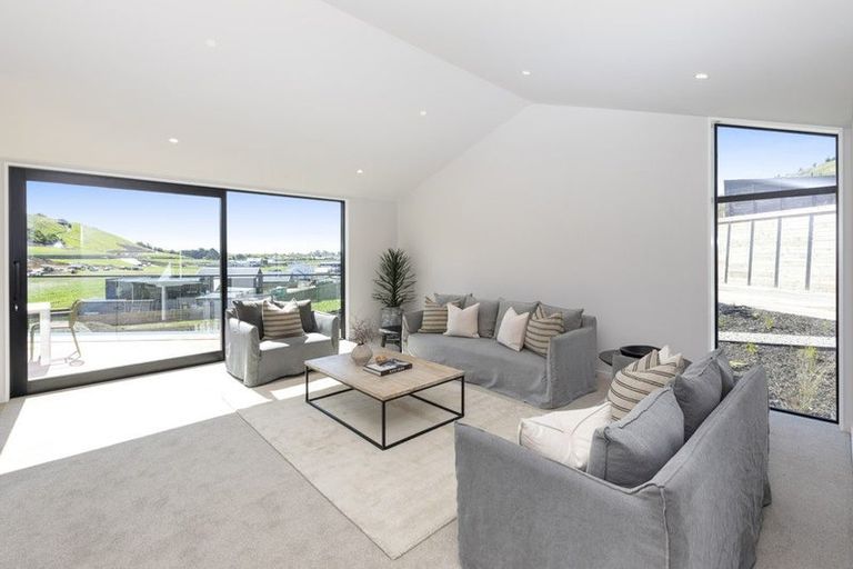 Photo of property in 8 Flowers Lane, Cracroft, Christchurch, 8022
