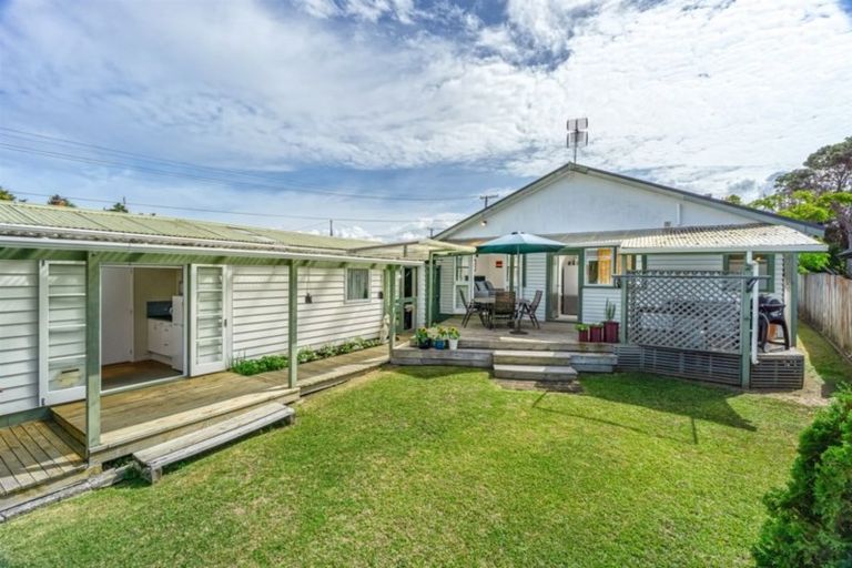 Photo of property in 17 Gladstone Road, Northcote, Auckland, 0627