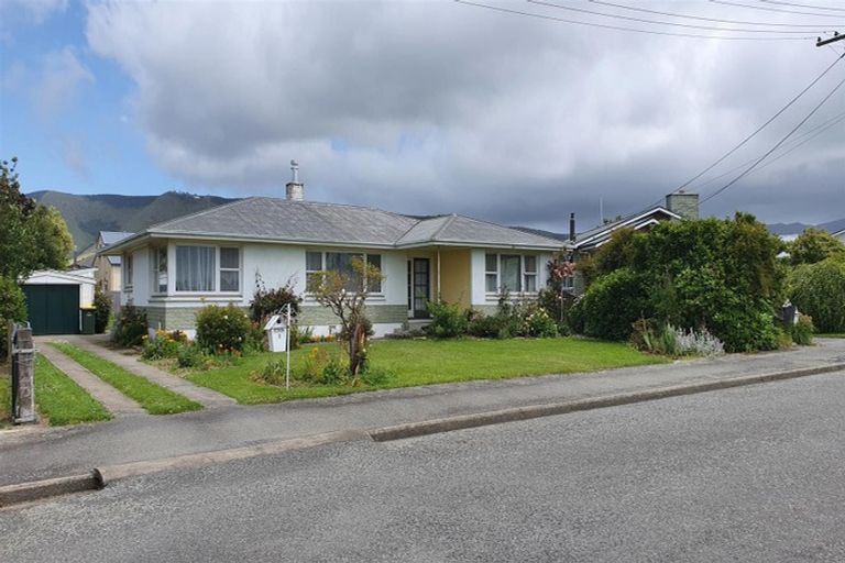 Photo of property in 3 Balmoral Street, Waimate, 7924