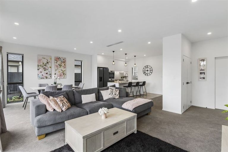 Photo of property in 10 Huaota Place, Botany Downs, Auckland, 2010