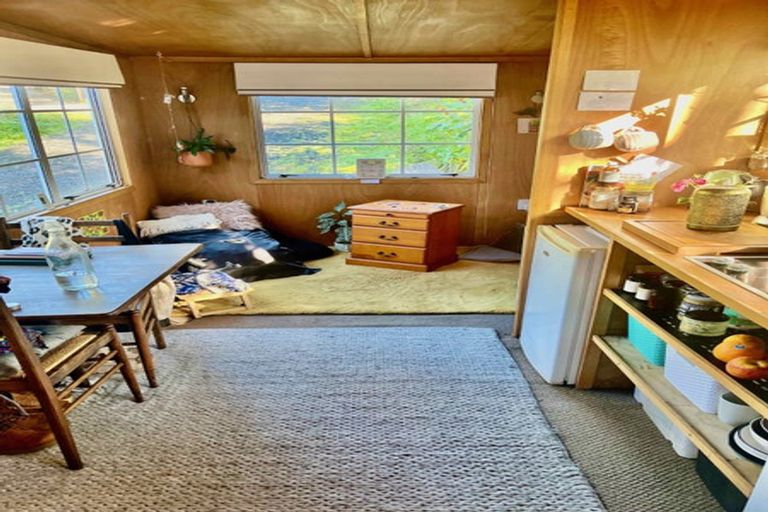 Photo of property in 23 Rimu Road, Oratia, Auckland, 0604