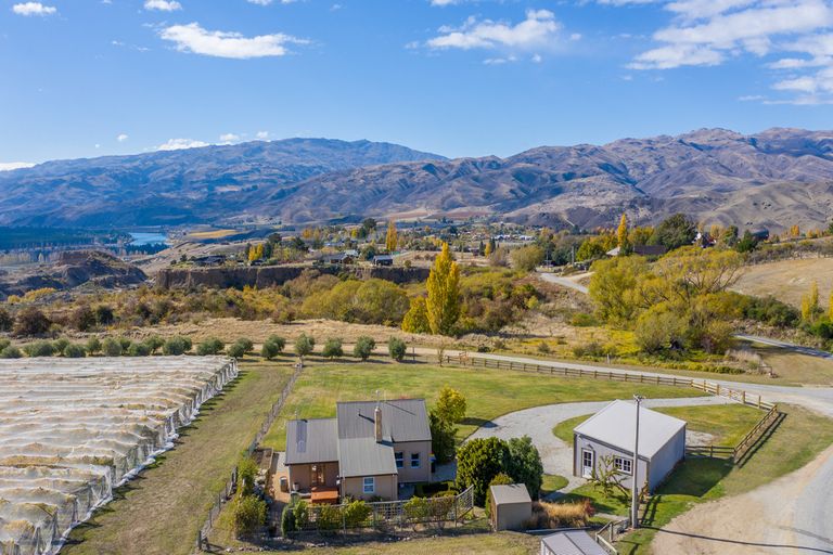 Photo of property in 180 Hall Road, Bannockburn, Cromwell, 9384