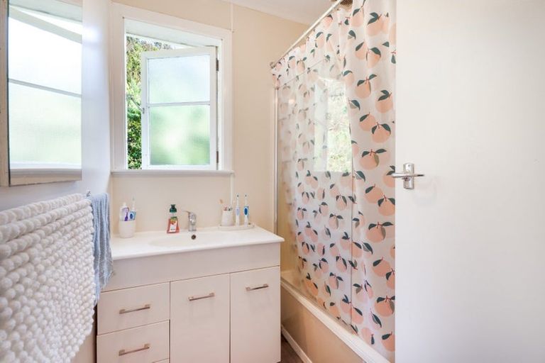 Photo of property in 22 Lyndfield Lane, Newlands, Wellington, 6037