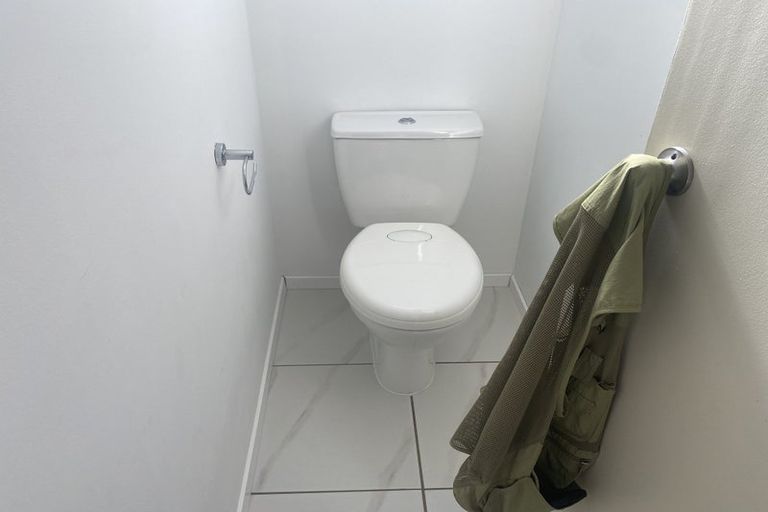 Photo of property in 2/15 Lambrown Drive, Totara Vale, Auckland, 0629