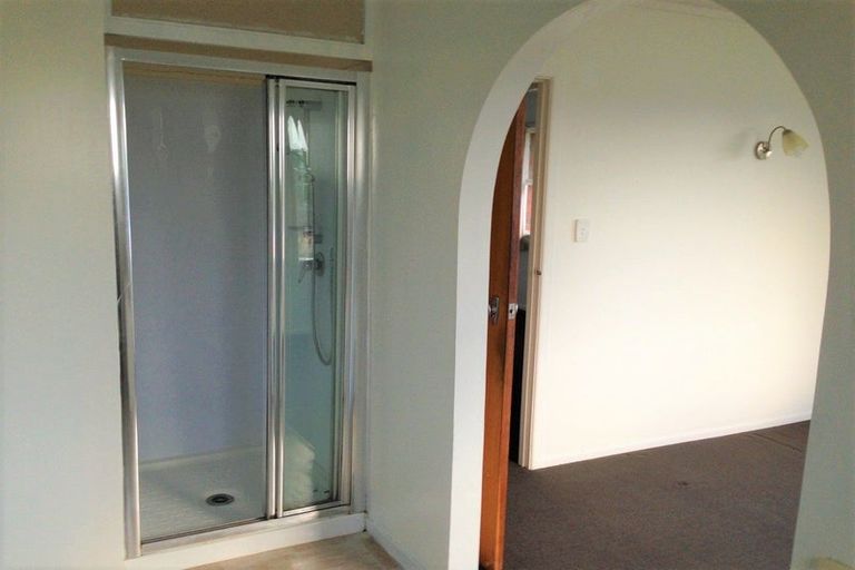 Photo of property in 8 Easton Park Parade, Glenfield, Auckland, 0629