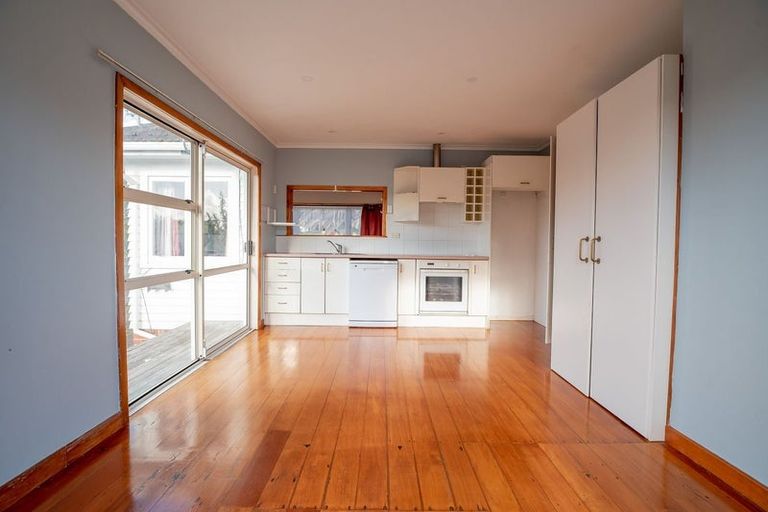 Photo of property in 9 Bishop Street, Green Bay, Auckland, 0604