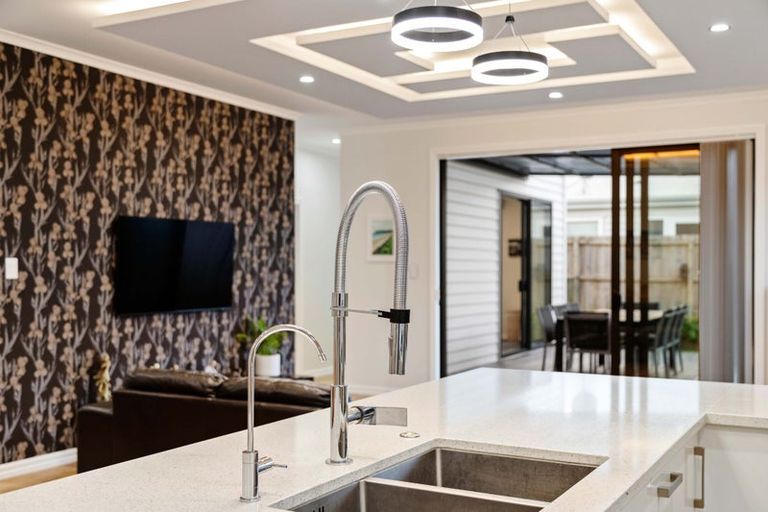 Photo of property in 4 Poutawa Lane, Clarks Beach, 2122