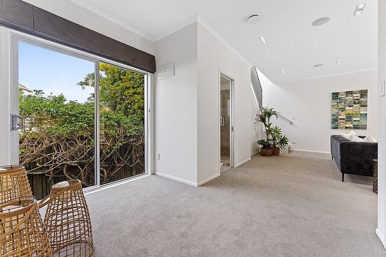 Photo of property in 16 Prestige Place, Castor Bay, Auckland, 0620