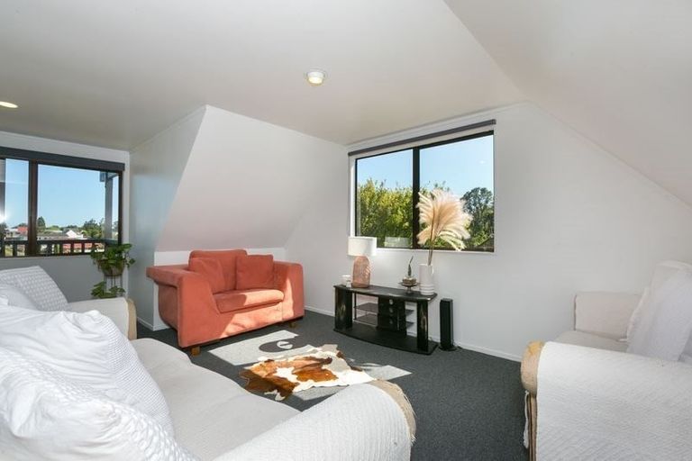 Photo of property in 3 Lindaver Grove, Merrilands, New Plymouth, 4312