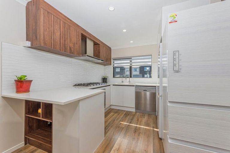 Photo of property in 4 Lumbarda Drive, Kumeu, 0810