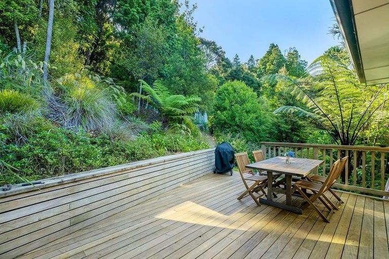 Photo of property in 9 Herrings Cove Place, Titirangi, Auckland, 0604