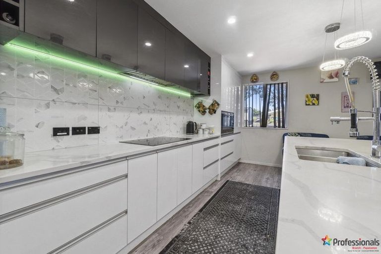 Photo of property in 6 Aden Place, Clendon Park, Auckland, 2103