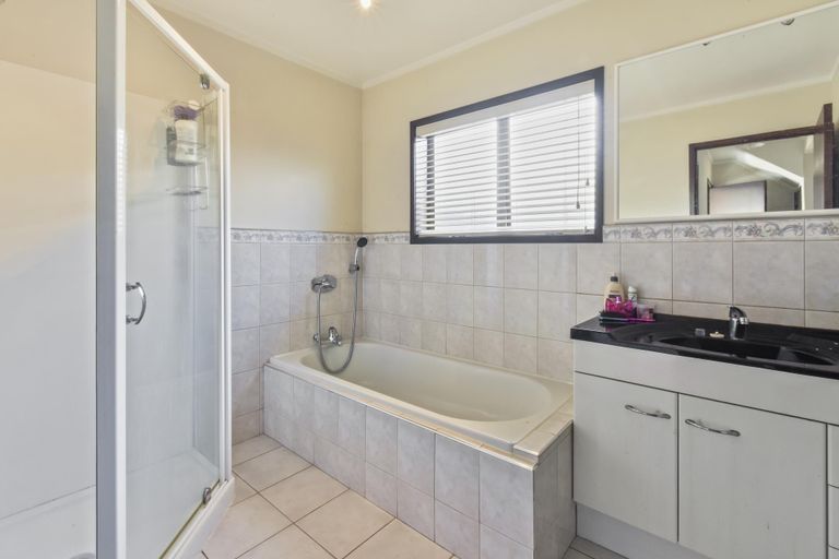 Photo of property in 18 Helms Place, Manurewa, Auckland, 2102