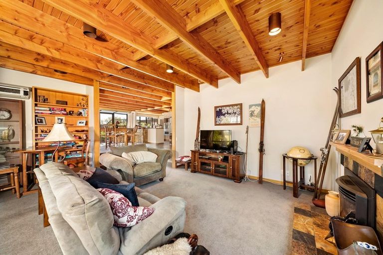 Photo of property in 2 Milward Place, Kelvin Heights, Queenstown, 9300