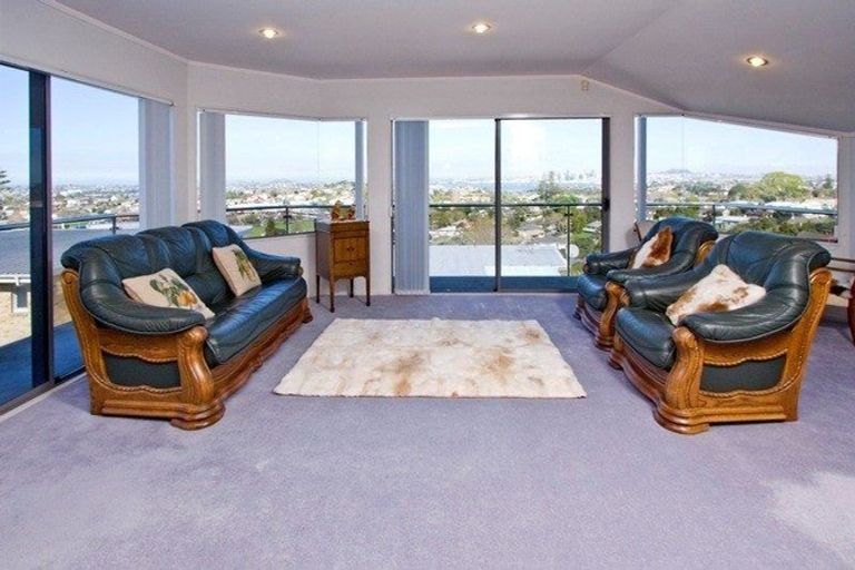 Photo of property in 2/19 Martin Crescent, Northcote, Auckland, 0627