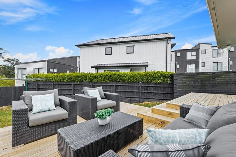 Photo of property in 2/111 Hobsonville Road, West Harbour, Auckland, 0618