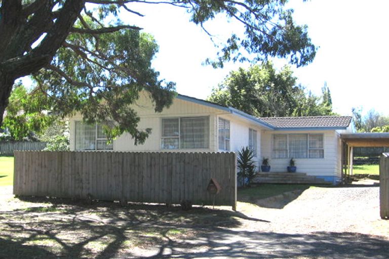 Photo of property in 22 St Catherine Crescent, West Harbour, Auckland, 0618