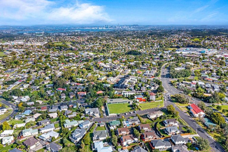 Photo of property in 2/4 Ross Avenue, Glenfield, Auckland, 0629