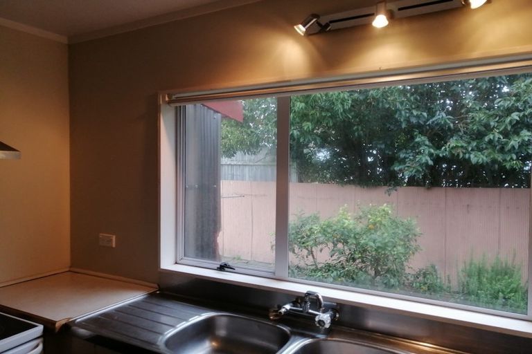 Photo of property in 2/8 Sunburst Street, Papakura, 2110