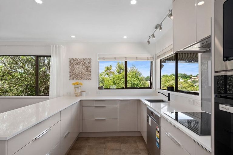 Photo of property in 24 Deverell Place, Northcross, Auckland, 0632