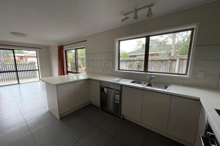 Photo of property in 24 Jillteresa Crescent, Half Moon Bay, Auckland, 2012