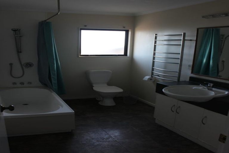 Photo of property in 18 Royal Oak Drive, Kelvin Grove, Palmerston North, 4414