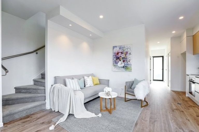 Photo of property in 4b Unsworth Drive, Unsworth Heights, Auckland, 0632