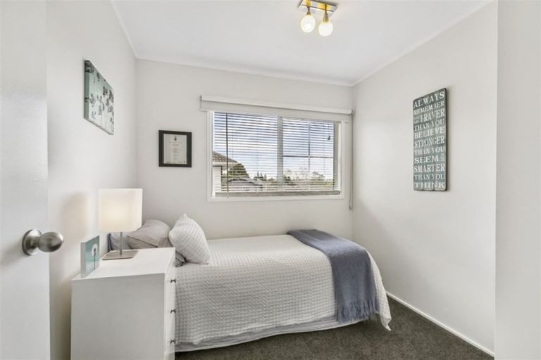 Photo of property in 2/6 Strabo Place, Windsor Park, Auckland, 0632