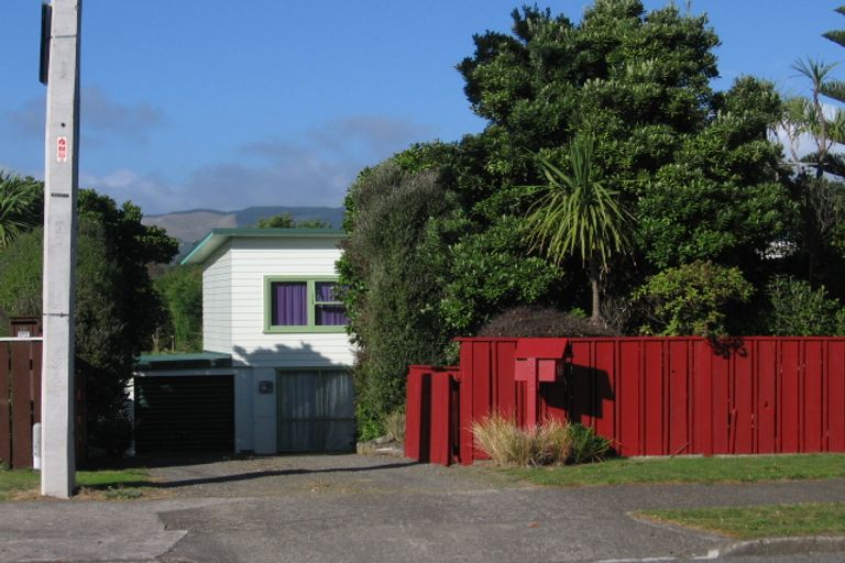 Photo of property in 16 William Street, Waikanae Beach, Waikanae, 5036