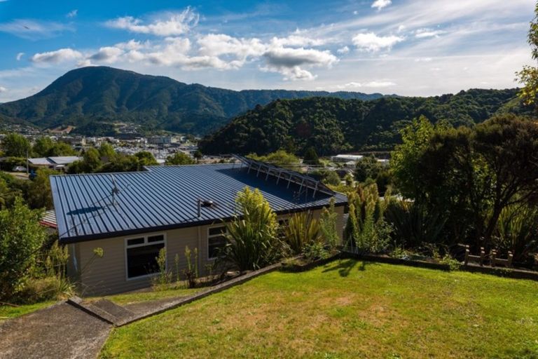 Photo of property in 35 Milton Terrace, Picton, 7220