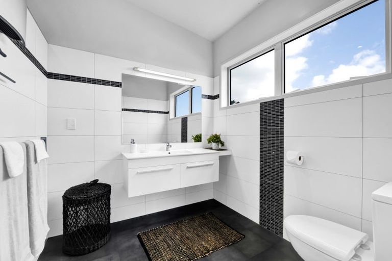 Photo of property in 14 Shearer Drive, Oakura, 4314