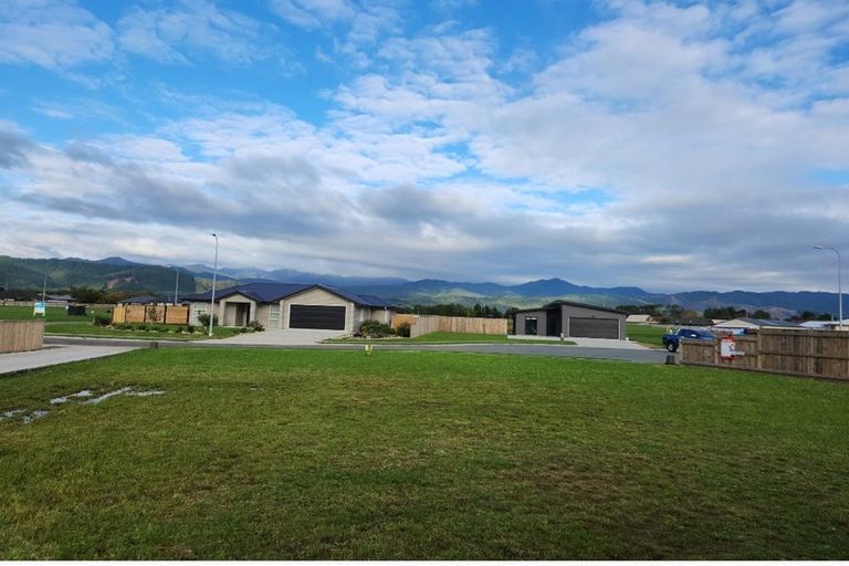 Photo of property in 8 Ash Close, Levin, 5510