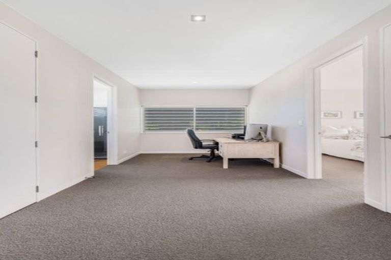 Photo of property in 33 Luplau Crescent, Cockle Bay, Auckland, 2014